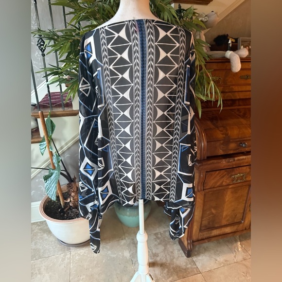 Vince Camuto, ladies XL chiffon batwing top NWOT geometrical design - Picture 13 of 15